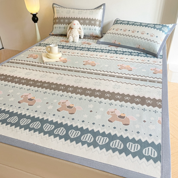 91家纺网 家纺一手货源 找家纺 柒月家居 2026新款小清新印花冰藤系列凉席席子-平铺款 小马织梦