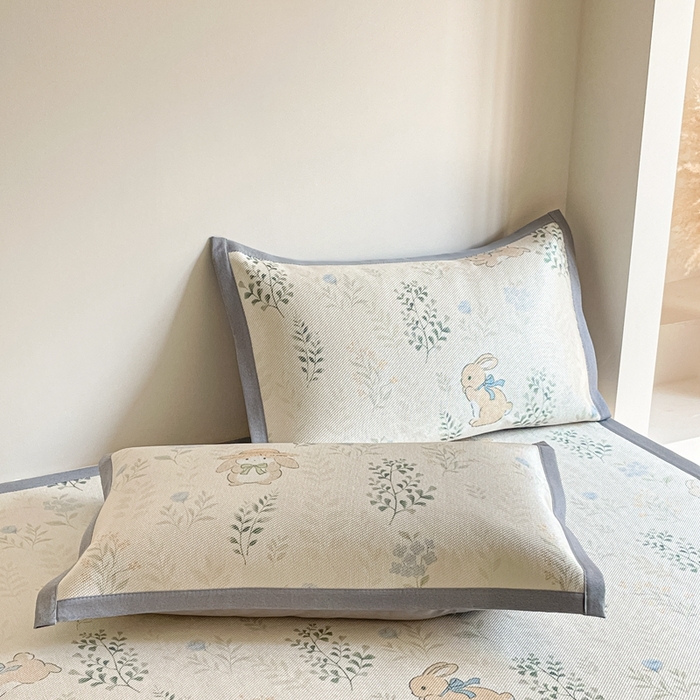 91家纺网 家纺一手货源 找家纺 柒月家居 2026新款小清新印花冰藤系列凉席席子-平铺款 草丛萌兔