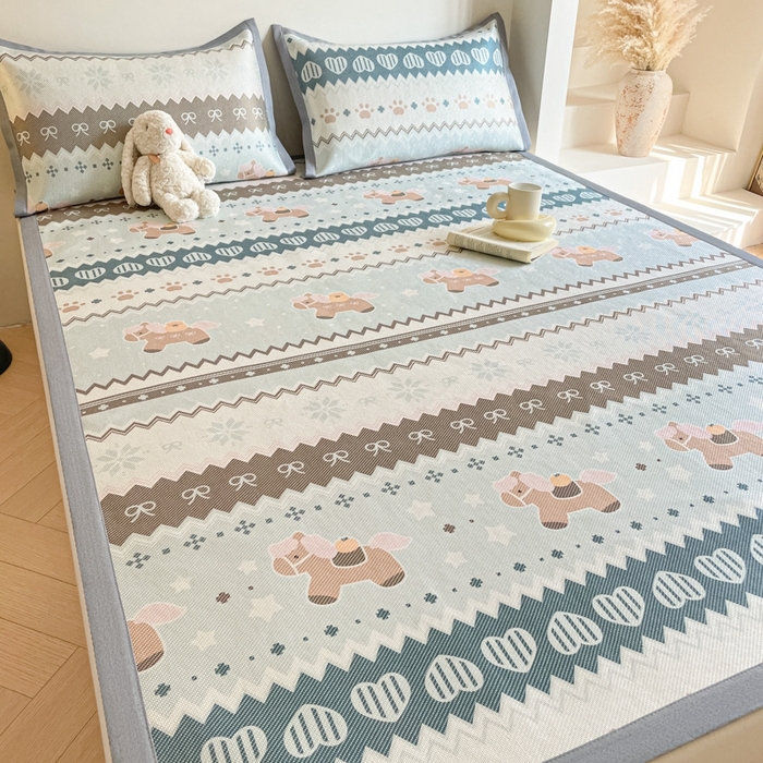 91家纺网 家纺一手货源 找家纺 柒月家居 2026新款小清新印花冰藤系列凉席席子-平铺款 小马织梦