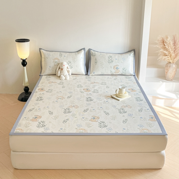 91家纺网 家纺一手货源 找家纺 柒月家居 2026新款小清新印花冰藤系列凉席席子-平铺款 草丛萌兔