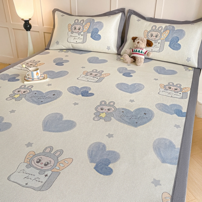 91家纺网 家纺一手货源 找家纺 柒月家居 2026新款小清新印花冰藤系列凉席席子-平铺款 爱心布布