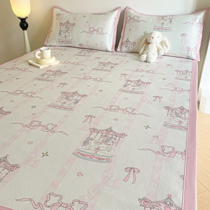 91家纺网 家纺一手货源 找家纺 柒月家居 2026新款小清新印花冰藤系列凉席席子-平铺款 粉梦木马