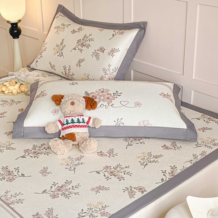 91家纺网 家纺一手货源 找家纺 柒月家居 2026新款小清新印花冰藤系列凉席席子-平铺款 花蔓