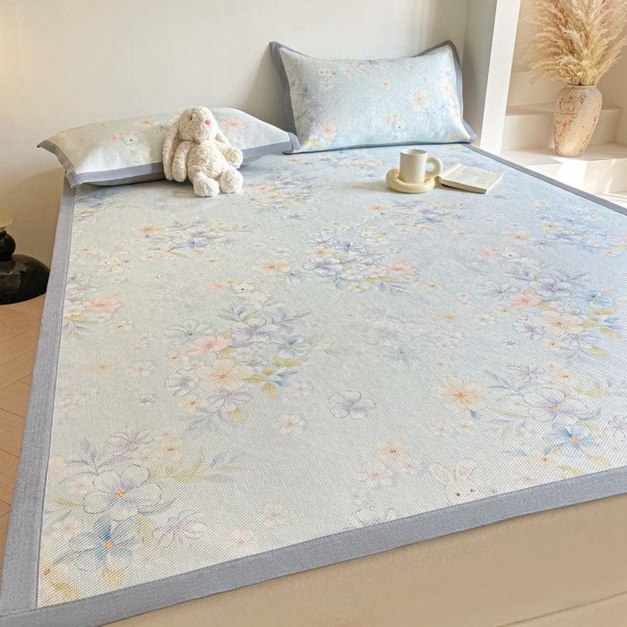 91家纺网 家纺一手货源 找家纺 柒月家居 2026新款小清新印花冰藤系列凉席席子-平铺款 蓝雾花影