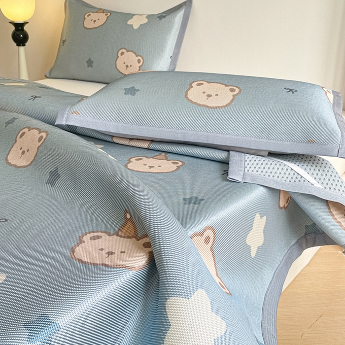 91家纺网 家纺一手货源 找家纺 柒月家居 2026新款小清新印花冰藤系列凉席席子-平铺款 星梦小熊