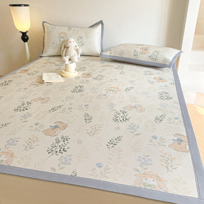 91家纺网 家纺一手货源 找家纺 柒月家居 2026新款小清新印花冰藤系列凉席席子-平铺款 草丛萌兔