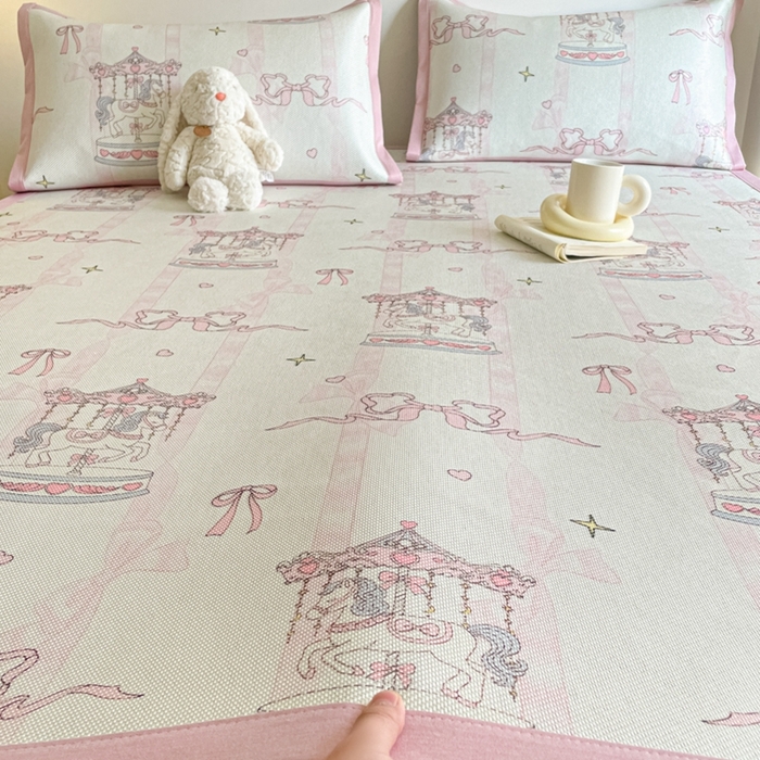 91家纺网 家纺一手货源 找家纺 柒月家居 2026新款小清新印花冰藤系列凉席席子-平铺款 粉梦木马