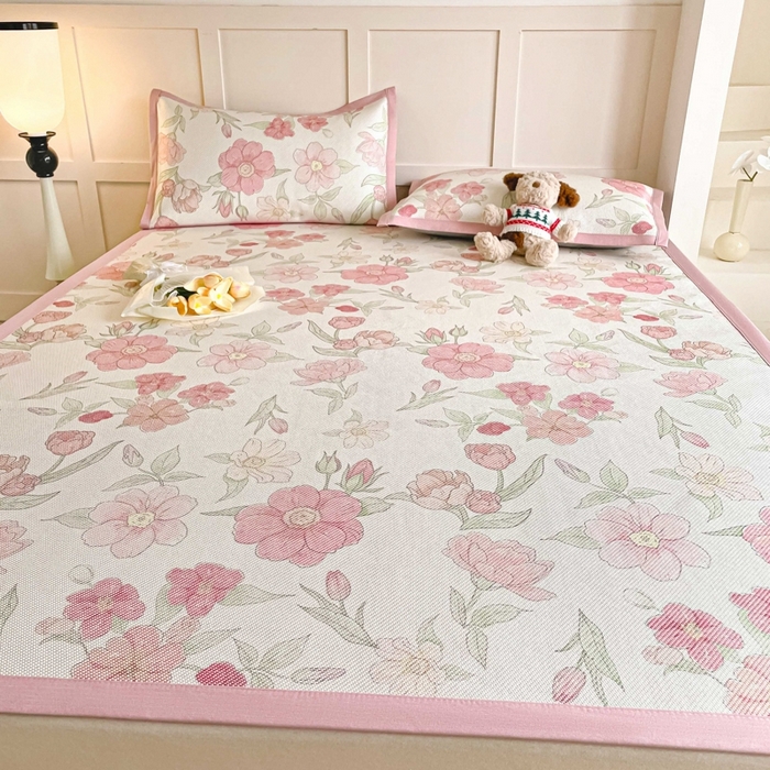 91家纺网 家纺一手货源 找家纺 柒月家居 2026新款小清新印花冰藤系列凉席席子-平铺款 粉色花海