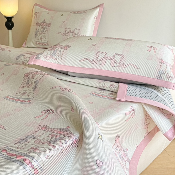 91家纺网 家纺一手货源 找家纺 柒月家居 2026新款小清新印花冰藤系列凉席席子-平铺款 粉梦木马