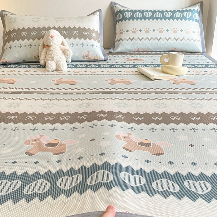 91家纺网 家纺一手货源 找家纺 柒月家居 2026新款小清新印花冰藤系列凉席席子-平铺款 小马织梦