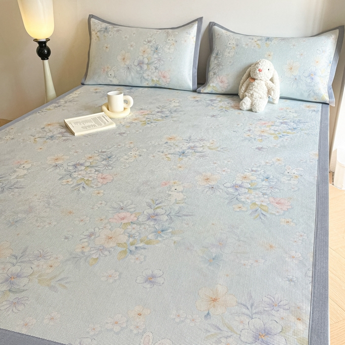 91家纺网 家纺一手货源 找家纺 柒月家居 2026新款小清新印花冰藤系列凉席席子-平铺款 蓝雾花影