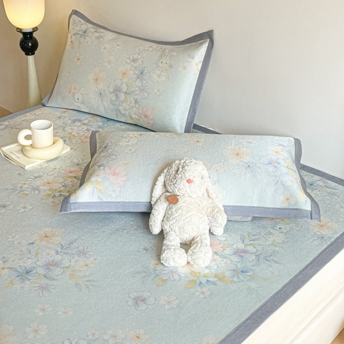 91家纺网 家纺一手货源 找家纺 柒月家居 2026新款小清新印花冰藤系列凉席席子-平铺款 蓝雾花影