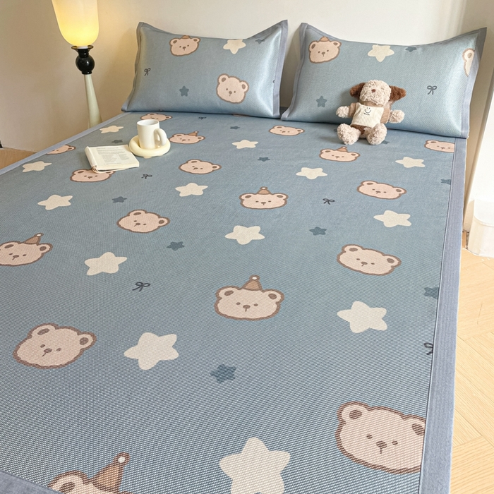 91家纺网 家纺一手货源 找家纺 柒月家居 2026新款小清新印花冰藤系列凉席席子-平铺款 星梦小熊