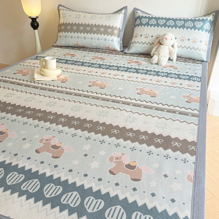 91家纺网 家纺一手货源 找家纺 柒月家居 2026新款小清新印花冰藤系列凉席席子-平铺款 小马织梦