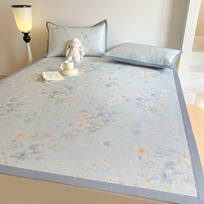 91家纺网 家纺一手货源 找家纺 柒月家居 2026新款小清新印花冰藤系列凉席席子-平铺款 蓝雾花影