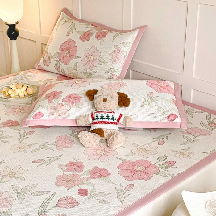 91家纺网 家纺一手货源 找家纺 柒月家居 2026新款小清新印花冰藤系列凉席席子-平铺款 粉色花海