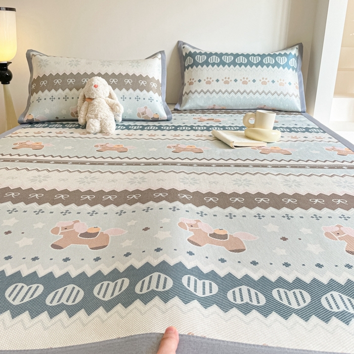 91家纺网 家纺一手货源 找家纺 柒月家居 2026新款小清新印花冰藤系列凉席席子-平铺款 小马织梦