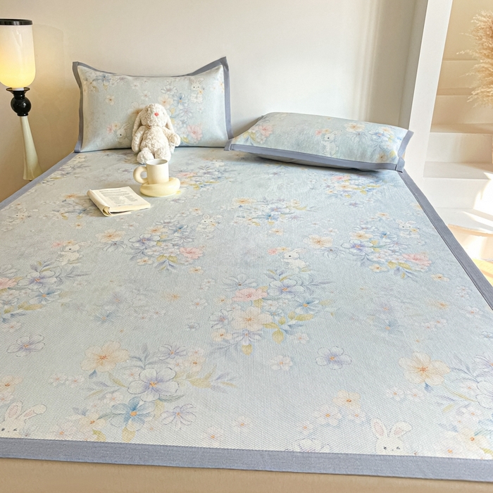 91家纺网 家纺一手货源 找家纺 柒月家居 2026新款小清新印花冰藤系列凉席席子-平铺款 蓝雾花影