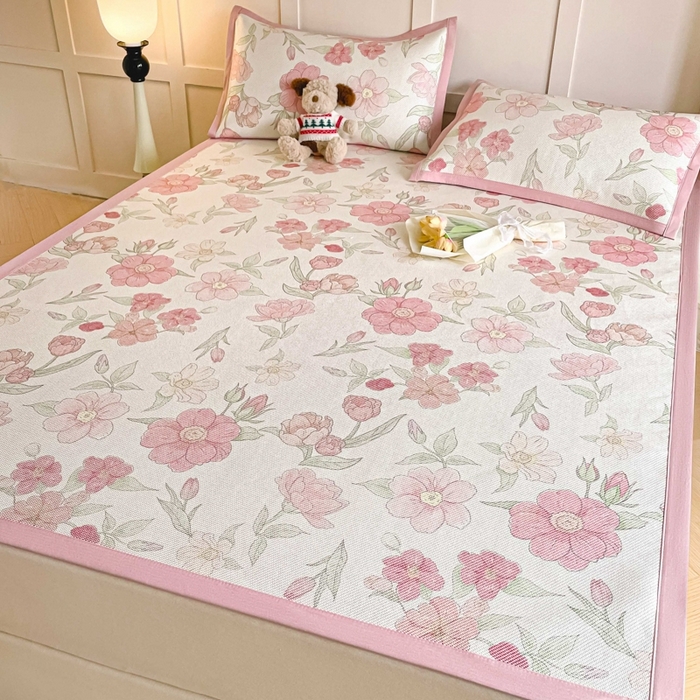 91家纺网 家纺一手货源 找家纺 柒月家居 2026新款小清新印花冰藤系列凉席席子-平铺款 粉色花海