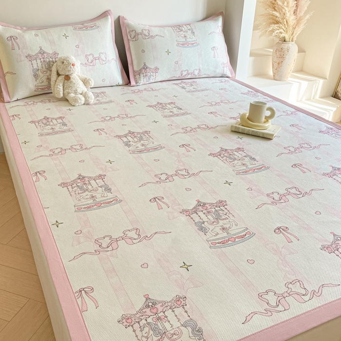 91家纺网 家纺一手货源 找家纺 柒月家居 2026新款小清新印花冰藤系列凉席席子-平铺款 粉梦木马