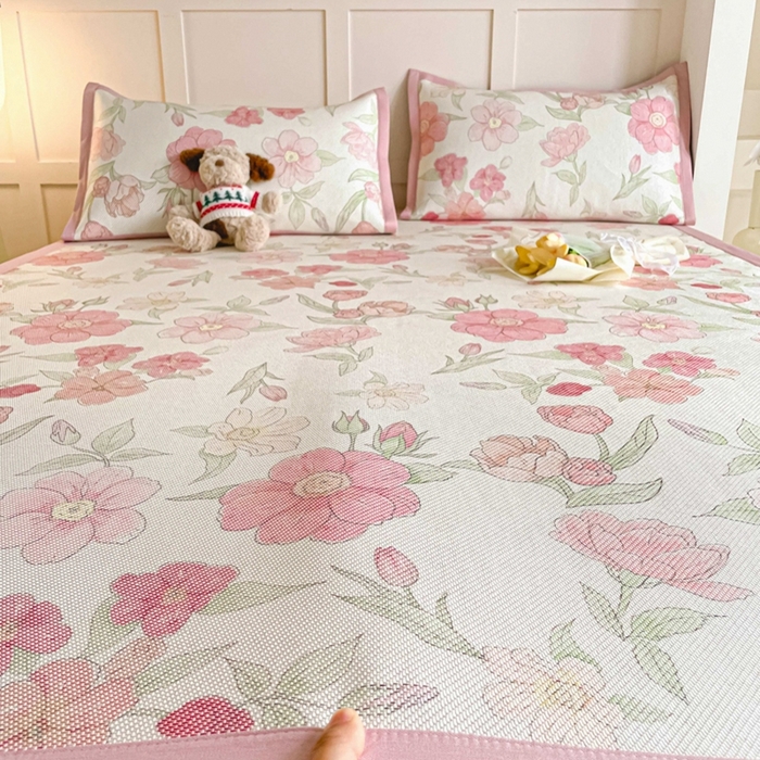 91家纺网 家纺一手货源 找家纺 柒月家居 2026新款小清新印花冰藤系列凉席席子-平铺款 粉色花海