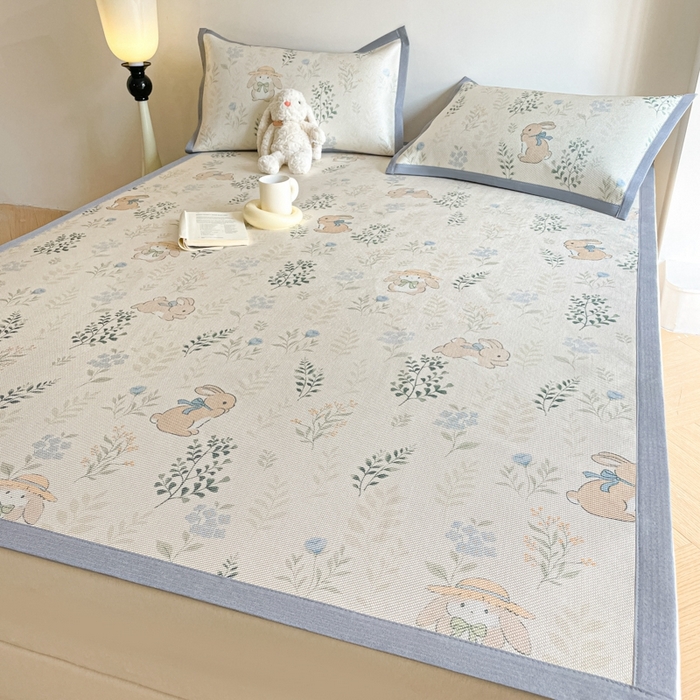 91家纺网 家纺一手货源 找家纺 柒月家居 2026新款小清新印花冰藤系列凉席席子-平铺款 草丛萌兔