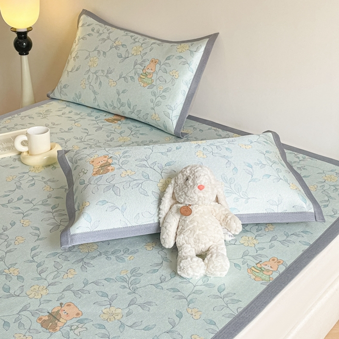 91家纺网 家纺一手货源 找家纺 柒月家居 2026新款小清新印花冰藤系列凉席席子-平铺款 叶子萌宠