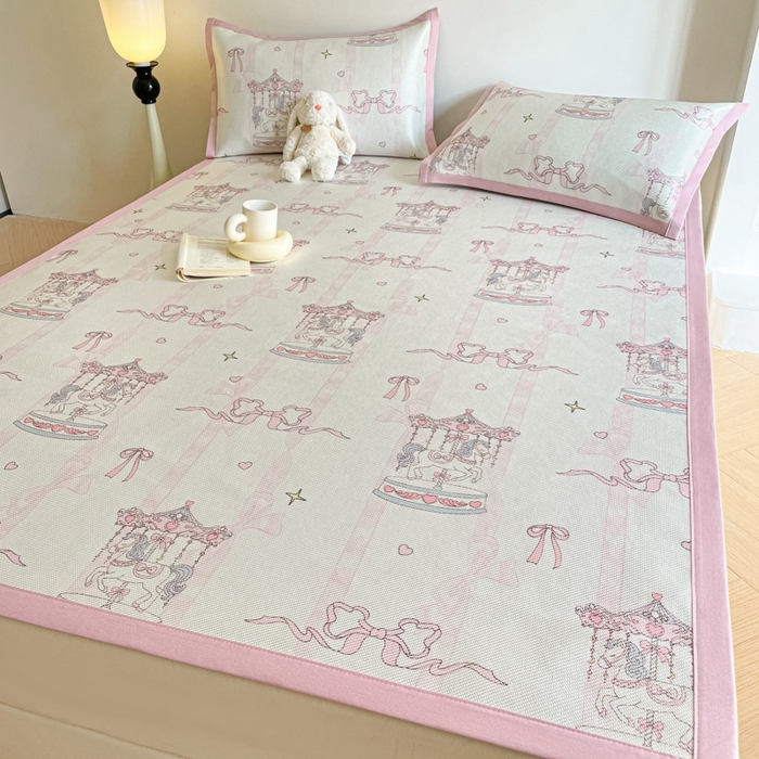 91家纺网 家纺一手货源 找家纺 柒月家居 2026新款小清新印花冰藤系列凉席席子-平铺款 粉梦木马