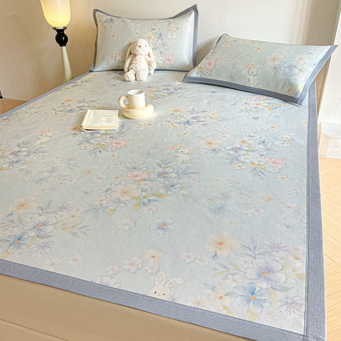 91家纺网 家纺一手货源 找家纺 柒月家居 2026新款小清新印花冰藤系列凉席席子-平铺款 蓝雾花影