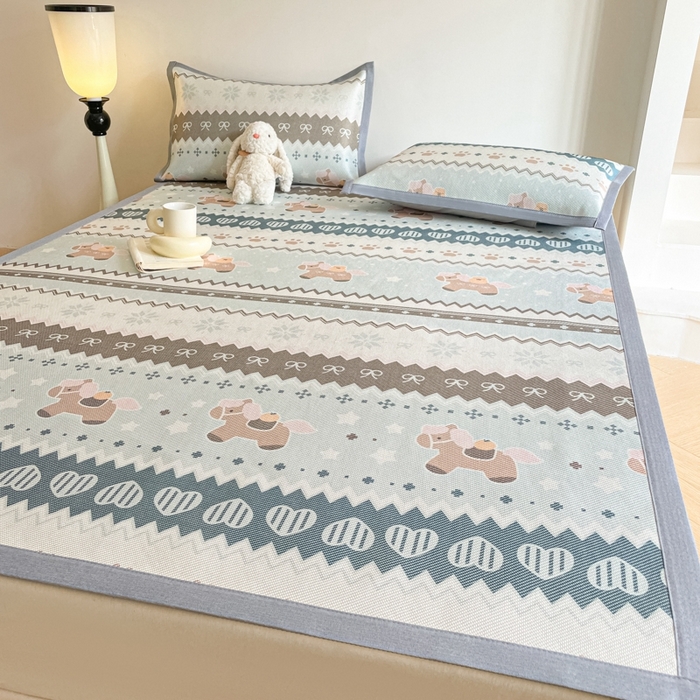 91家纺网 家纺一手货源 找家纺 柒月家居 2026新款小清新印花冰藤系列凉席席子-平铺款 小马织梦