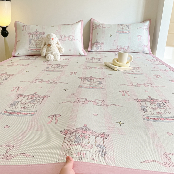 91家纺网 家纺一手货源 找家纺 柒月家居 2026新款小清新印花冰藤系列凉席席子-平铺款 粉梦木马