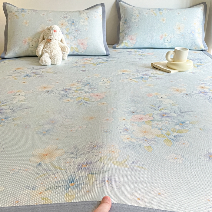 91家纺网 家纺一手货源 找家纺 柒月家居 2026新款小清新印花冰藤系列凉席席子-平铺款 蓝雾花影