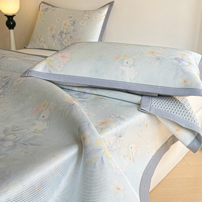 91家纺网 家纺一手货源 找家纺 柒月家居 2026新款小清新印花冰藤系列凉席席子-平铺款 蓝雾花影