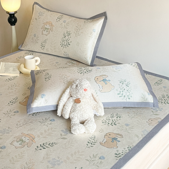 91家纺网 家纺一手货源 找家纺 柒月家居 2026新款小清新印花冰藤系列凉席席子-平铺款 草丛萌兔