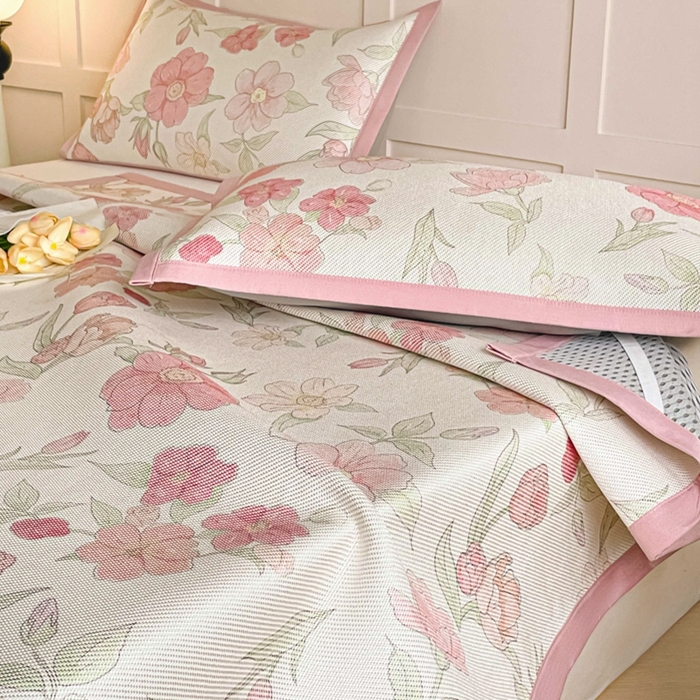 91家纺网 家纺一手货源 找家纺 柒月家居 2026新款小清新印花冰藤系列凉席席子-平铺款 粉色花海