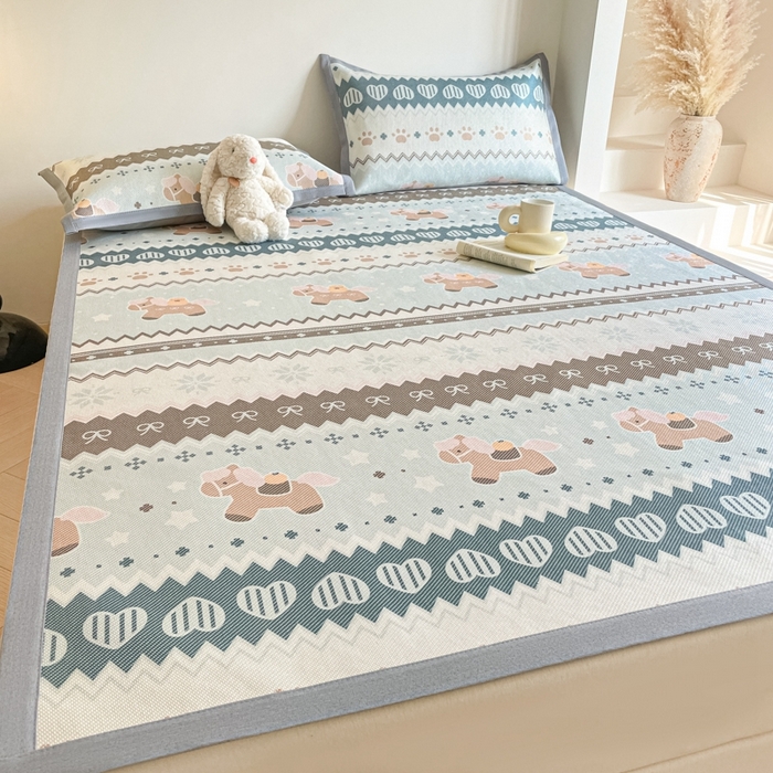 91家纺网 家纺一手货源 找家纺 柒月家居 2026新款小清新印花冰藤系列凉席席子-平铺款 小马织梦