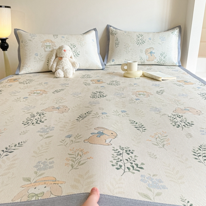 91家纺网 家纺一手货源 找家纺 柒月家居 2026新款小清新印花冰藤系列凉席席子-平铺款 草丛萌兔