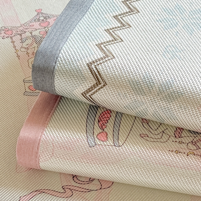 91家纺网 家纺一手货源 找家纺 柒月家居 2026新款小清新印花冰藤系列凉席席子-平铺款 粉梦木马