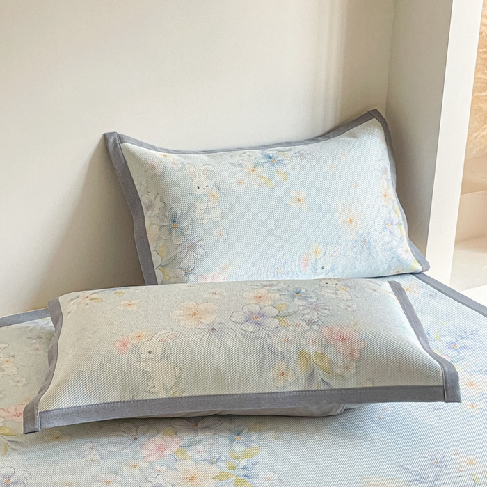 91家纺网 家纺一手货源 找家纺 柒月家居 2026新款小清新印花冰藤系列凉席席子-平铺款 蓝雾花影