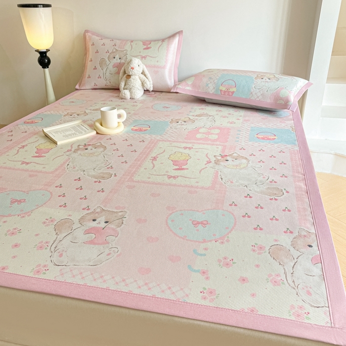 91家纺网 家纺一手货源 找家纺 柒月家居 2026新款小清新印花冰藤系列凉席席子-平铺款 甜心喵语