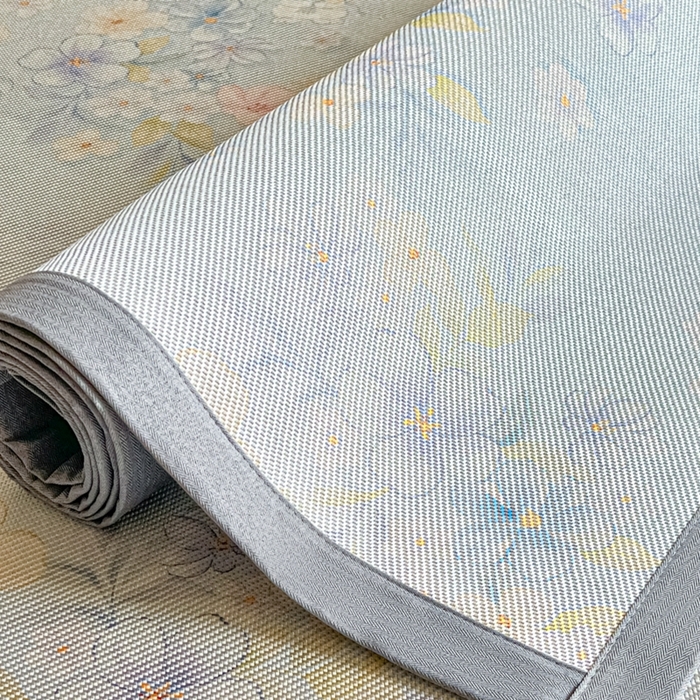 91家纺网 家纺一手货源 找家纺 柒月家居 2026新款小清新印花冰藤系列凉席席子-平铺款 蓝雾花影