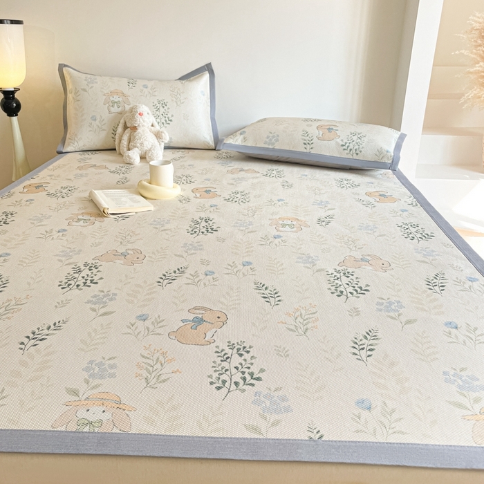 91家纺网 家纺一手货源 找家纺 柒月家居 2026新款小清新印花冰藤系列凉席席子-平铺款 草丛萌兔