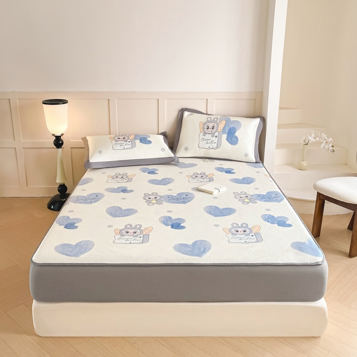 91家纺网 家纺一手货源 找家纺 柒月家居 2026新款小清新印花冰藤凉席席子-床笠款 爱心布布