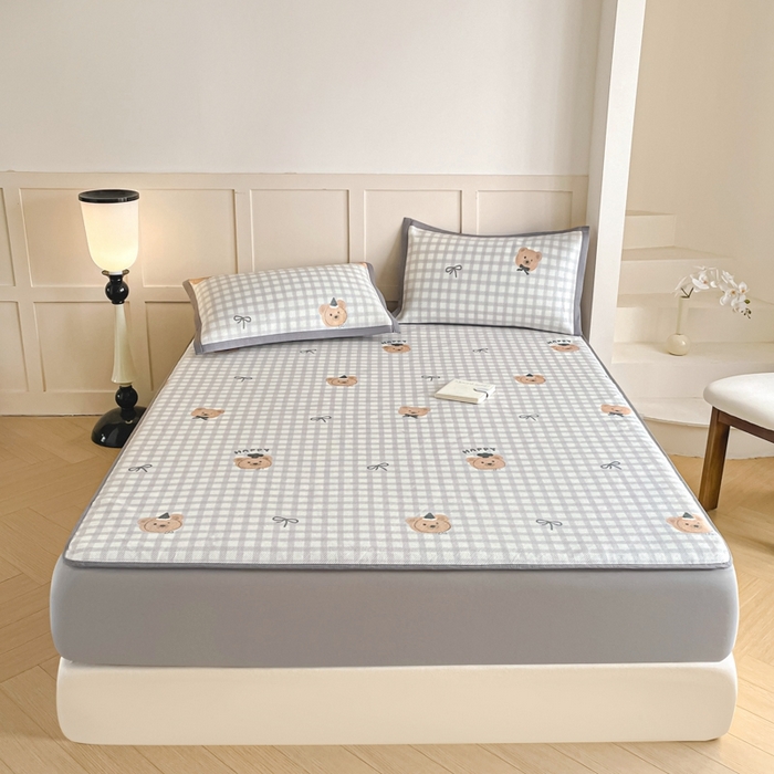 91家纺网 家纺一手货源 找家纺 柒月家居 2026新款小清新印花冰藤凉席席子-床笠款 格格熊