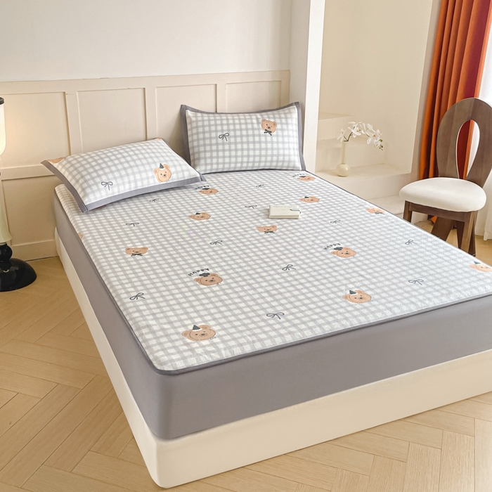 91家纺网 家纺一手货源 找家纺 柒月家居 2026新款小清新印花冰藤凉席席子-床笠款 格格熊