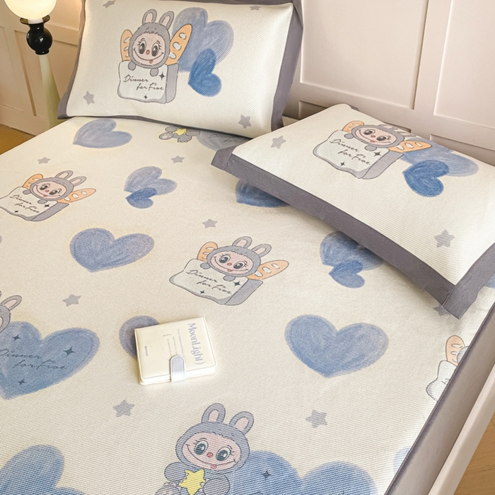 91家纺网 家纺一手货源 找家纺 柒月家居 2026新款小清新印花冰藤凉席席子-床笠款 爱心布布