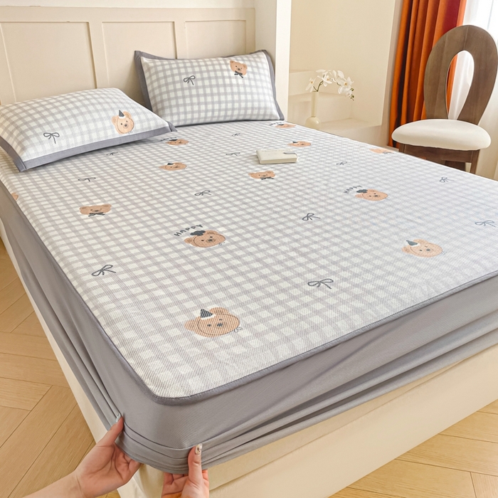 91家纺网 家纺一手货源 找家纺 柒月家居 2026新款小清新印花冰藤凉席席子-床笠款 格格熊