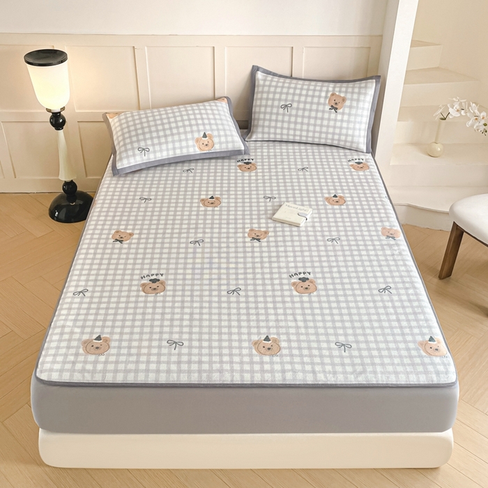 91家纺网 家纺一手货源 找家纺 柒月家居 2026新款小清新印花冰藤凉席席子-床笠款 格格熊