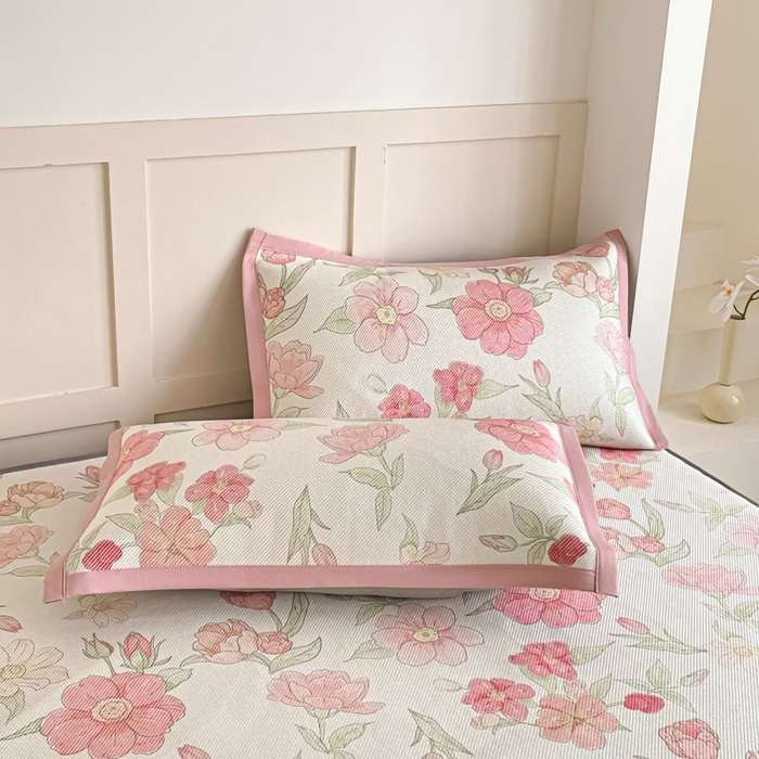 91家纺网 家纺一手货源 找家纺 柒月家居 2026新款小清新印花冰藤凉席席子-床笠款 粉色花海