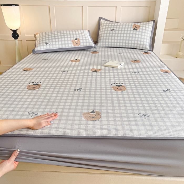 91家纺网 家纺一手货源 找家纺 柒月家居 2026新款小清新印花冰藤凉席席子-床笠款 格格熊